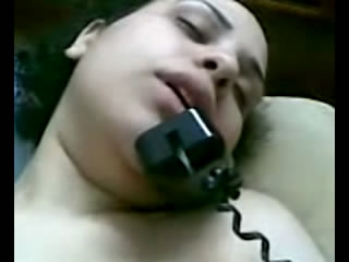 Grosse femme se masturbe au téléphone